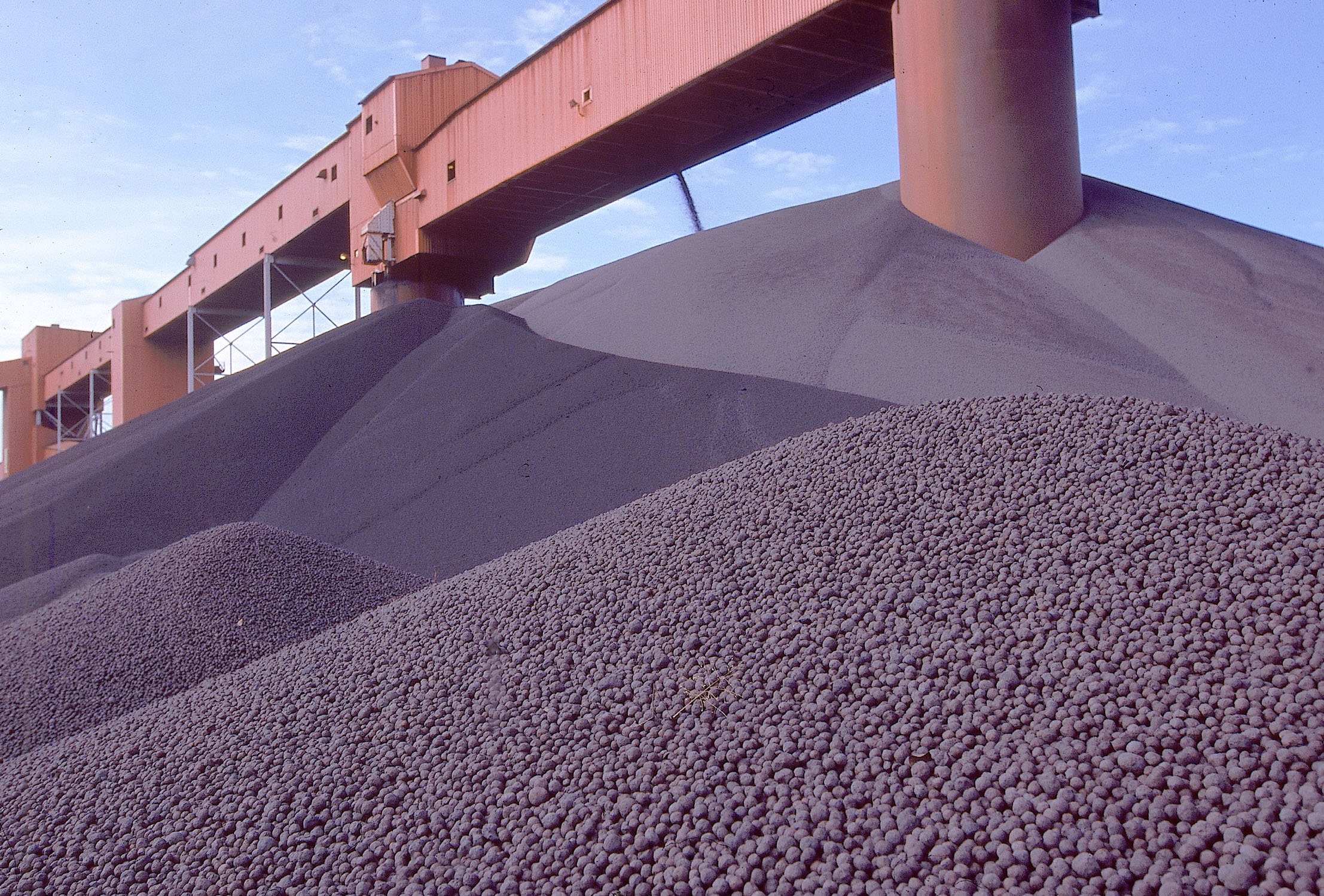 Steel mine. Железорудный концентрат. Концентрат в металлургии. Железорудный концентрат фото. Pellets Plant Metallurgy.