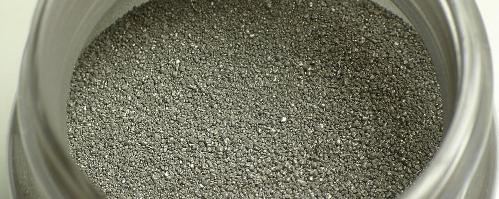 Powder Metallurgy (PM), a manufacturing process known for producing complex metal parts with minimal material loss, is emerging as a key technology enabling this transition across automotive, aerospace, and industrial machinery sectors. Fine iron powder. Photo: Anonimski/Wikimedia Commons