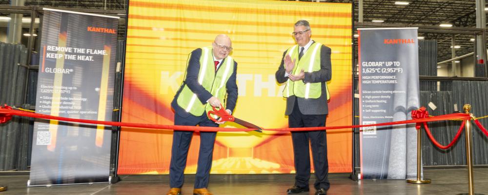 Simon Lile, President Business Unit Heating Systems and Bruce Dionne, Production Unit Manager, Concord. Photo: Alleima