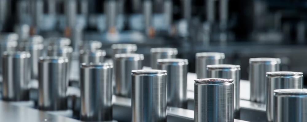 In addition to securing traditional battery materials, European carmakers are exploring alternative technologies. Chinese battery manufacturer Hina unveiled a sodium-ion battery solution targeting the commercial vehicle market in March 2025. These batteries use sodium ions instead of lithium, offering a more abundant and potentially cost-effective alternative. Foto: IEA