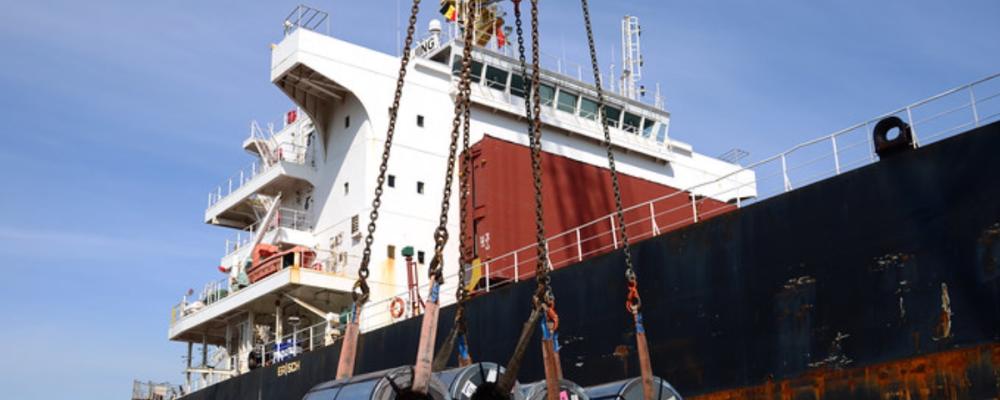Loading export steel. Photo: VKICL