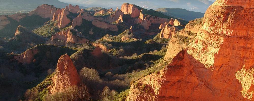 Mineral-rich landscape in Las Médulas in Spain, a historic mining area shaped by ancient Roman gold extraction. Photo: Rafael Ibáñez Fernández / Wikimedia Commons.