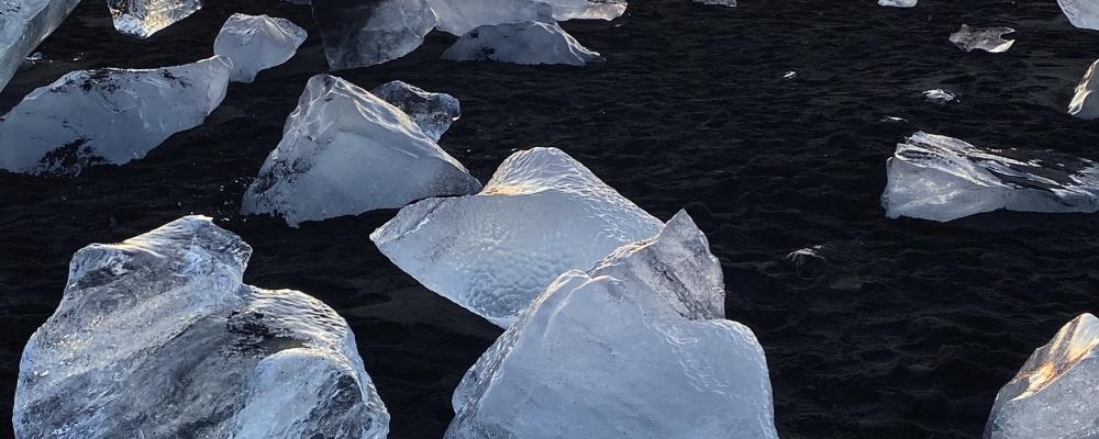 Finland hosts several known diamond occurrences, particularly in Karelia and Lapland. Exploration often focuses on areas containing kimberlite or lamproite rocks, which can carry diamonds transported from deep within the Earth’s mantle. Symbol image: Creative Commons Lic, Sally Anner