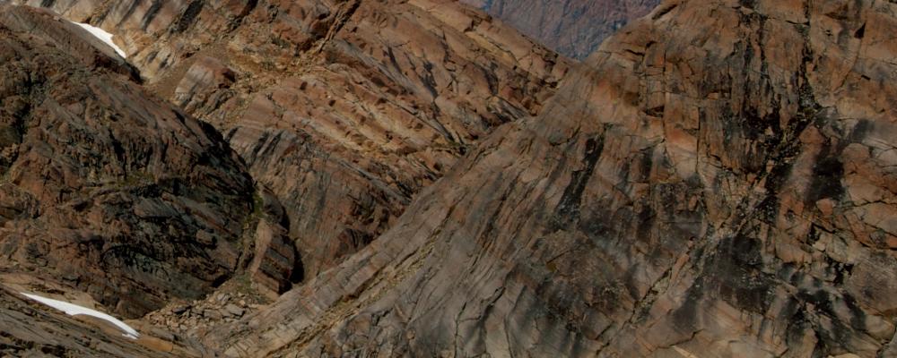 View of the Skaergaard layered igneous intrusion (a series of plutonic rocks inclined from upper left to lower right) in East Greenland, showing the Middle Zone from Kraemer Ø with Wager Top in the centre of the background.
Photo: C. Tegner - Cover photo from Thy, P.; Tegner, C.; Lesher, C.E. (2023) "Petrology of the Skaergaard Layered Series", GEUS Bulletin 56, https://doi.org/10.34194/geusb.v56.832,(https://geusbulletin.org/index.php/geusb/issue/view/1139)/Wikimedia Commons