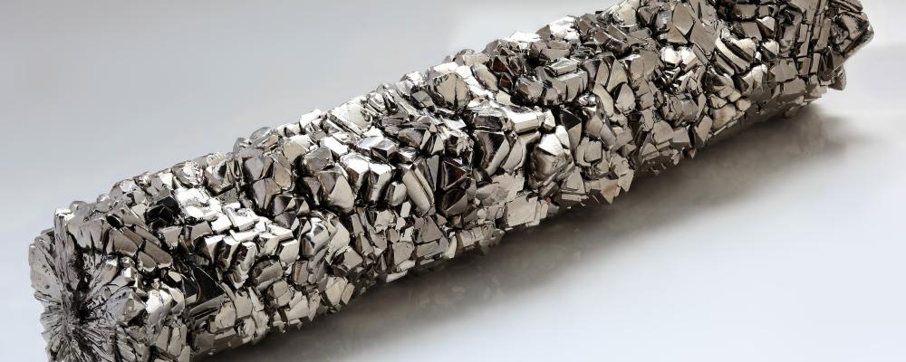 Photo: A titanium rod produced using the iodide process at the URALREDMET laboratory. The titanium purity is reported at 99.995%. Photo: Wikimedia Commons / Alchemist-hp (pse-mendelejew.de)
