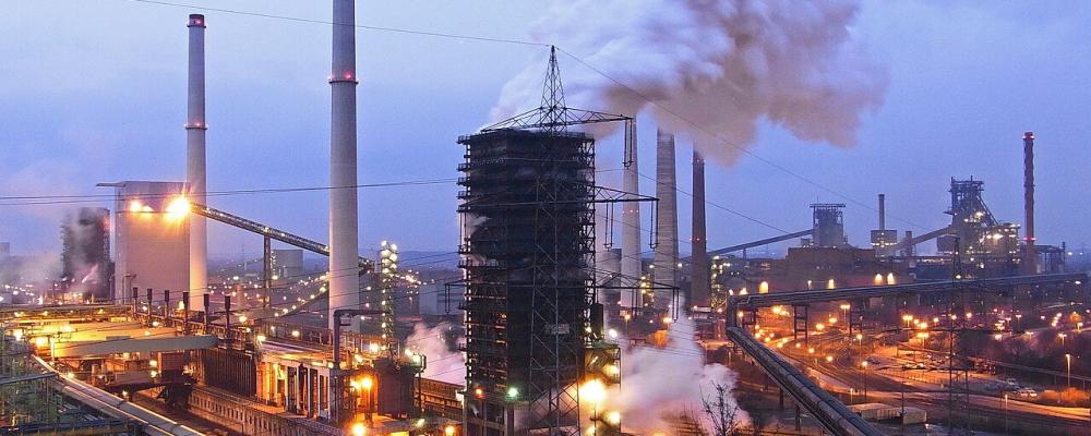 View from Alsumer Berg over the Schwelgern steelworks in Germany, with the coking plant in the foreground to the left and the blast furnace plant in the background to the right. Photo: Wikimedia Commons. Credit: Rainer Halama.