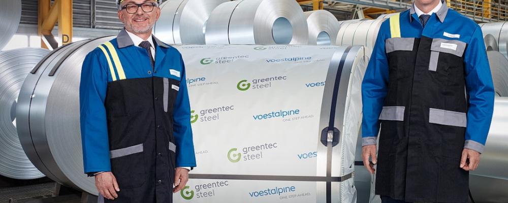 Voestalpine CEO Herbert Eibensteiner (left) and board member Hubert Zajicek present the company's latest steel development. Photo: Voestalpine AG.