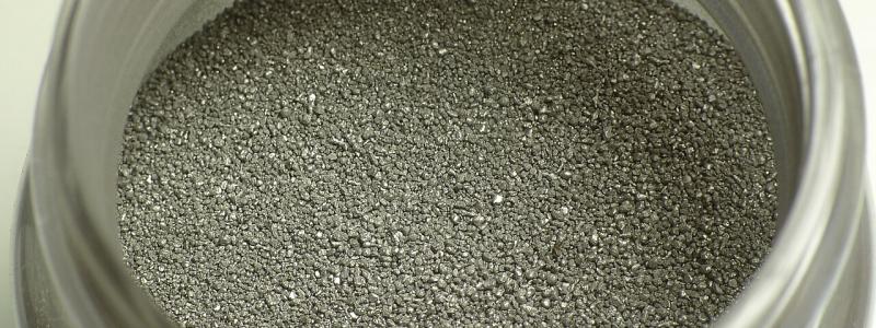 Powder Metallurgy (PM), a manufacturing process known for producing complex metal parts with minimal material loss, is emerging as a key technology enabling this transition across automotive, aerospace, and industrial machinery sectors. Fine iron powder. Photo: Anonimski/Wikimedia Commons