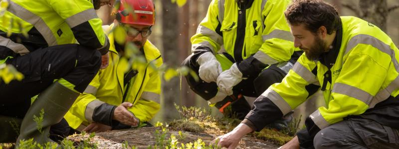 Endomines geologists during exploration work. The global gold price has risen to record levels in recent years, increasing the value of newly discovered deposits. Photo: Endomines.