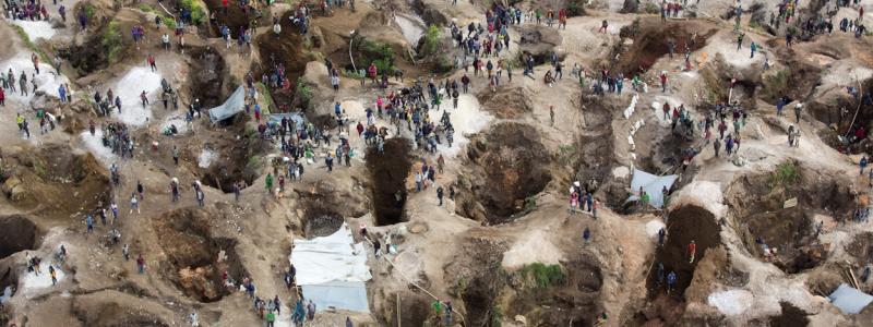 Luwowo Coltan mine near Rubaya in North Kivu, in Congo. Luwowo is one of several validated mining sites that comply with CIRGL-DRC standards and guarantee conflict-free minerals. SRSG visits this coltan mine in Rubaya. Foto: Wikipedia Common Lic. Foto: Photographer: MONUSCO Photos