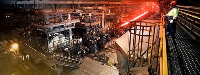 Hot rolling of a steel plate at Outokumpu’s Tornio site in Finland in January 2026. The company is developing new methods to reduce emissions from stainless steel production. Photo: Outokumpu.
