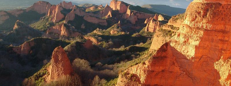 Mineral-rich landscape in Las Médulas in Spain, a historic mining area shaped by ancient Roman gold extraction. Photo: Rafael Ibáñez Fernández / Wikimedia Commons.