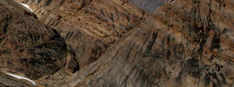 View of the Skaergaard layered igneous intrusion (a series of plutonic rocks inclined from upper left to lower right) in East Greenland, showing the Middle Zone from Kraemer Ø with Wager Top in the centre of the background.
Photo: C. Tegner - Cover photo from Thy, P.; Tegner, C.; Lesher, C.E. (2023) "Petrology of the Skaergaard Layered Series", GEUS Bulletin 56, https://doi.org/10.34194/geusb.v56.832,(https://geusbulletin.org/index.php/geusb/issue/view/1139)/Wikimedia Commons