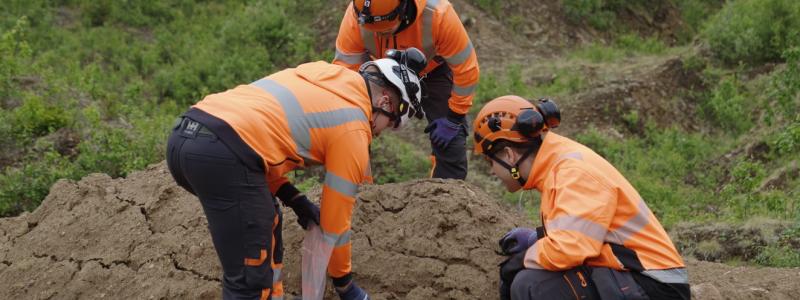 Sokli geologists at work in Finnish Lapland. Photo: Sokli Oy.