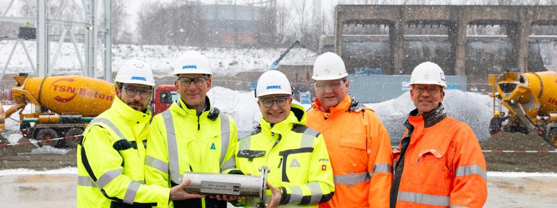 From left: Andrea Prevedello (Global Director Project Management Green Hydrogen, ANDRITZ), Walther Hartl (Project Manager Electrolysis, ANDRITZ), Sami Pelkonen (Executive Vice President Green Hydrogen, ANDRITZ), Gerd Baresch (Managing Director Technical division SZFG), Thorsten Hinrichs (Head of Pipeline Infrastructure SZFG). Photo: Salzgitter
