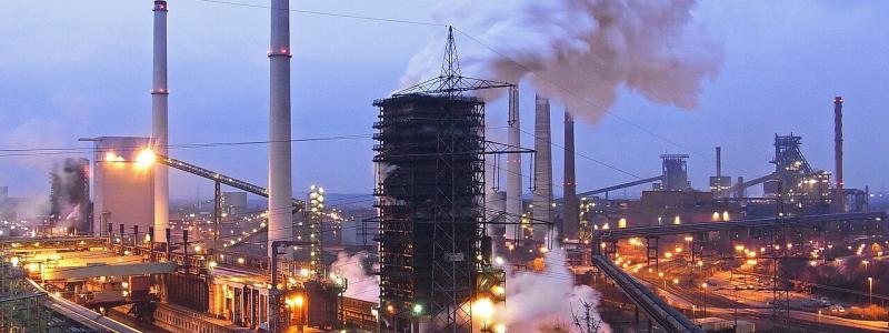 View from Alsumer Berg over the Schwelgern steelworks in Germany, with the coking plant in the foreground to the left and the blast furnace plant in the background to the right. Photo: Wikimedia Commons. Credit: Rainer Halama.