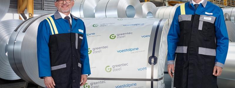 Voestalpine CEO Herbert Eibensteiner (left) and board member Hubert Zajicek present the company's latest steel development. Photo: Voestalpine AG.
