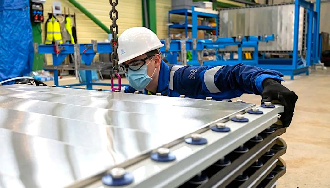 En elektrolysörstack monteras.Foto: Thyssenkrupp Nucera