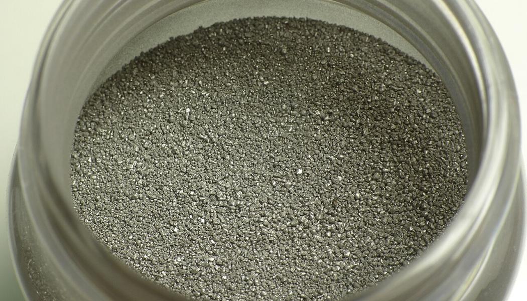 Powder Metallurgy (PM), a manufacturing process known for producing complex metal parts with minimal material loss, is emerging as a key technology enabling this transition across automotive, aerospace, and industrial machinery sectors. Fine iron powder. Photo: Anonimski/Wikimedia Commons 