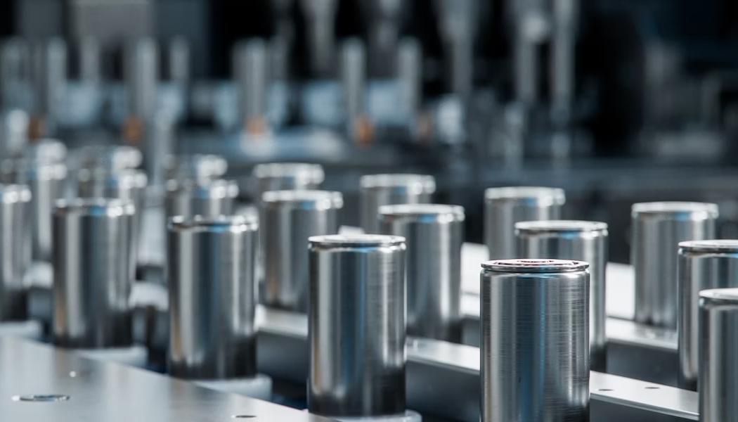 In addition to securing traditional battery materials, European carmakers are exploring alternative technologies. Chinese battery manufacturer Hina unveiled a sodium-ion battery solution targeting the commercial vehicle market in March 2025. These batteries use sodium ions instead of lithium, offering a more abundant and potentially cost-effective alternative. Foto: IEA