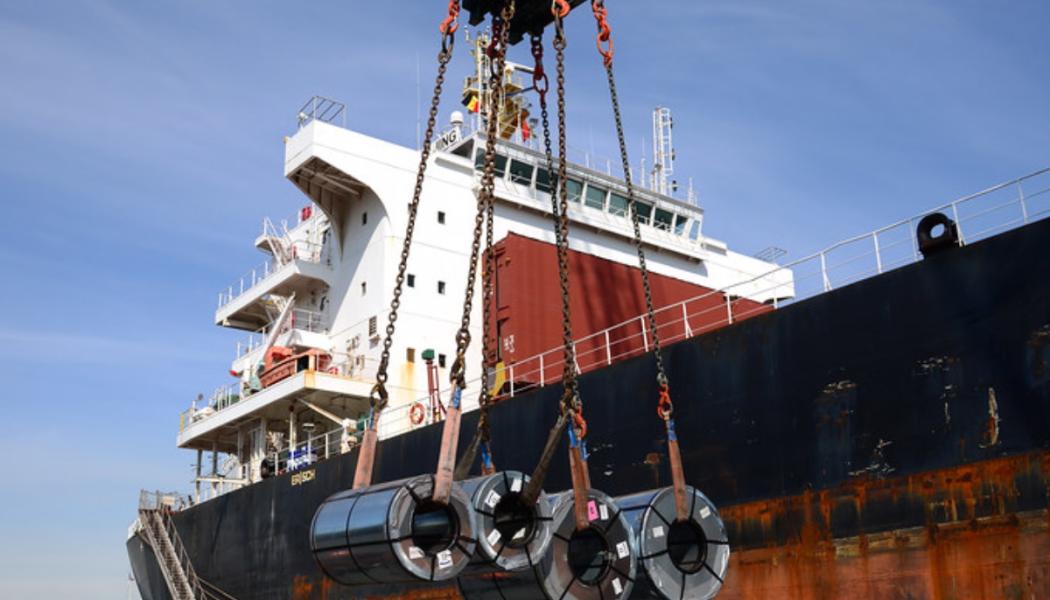 Loading export steel. Photo: VKICL