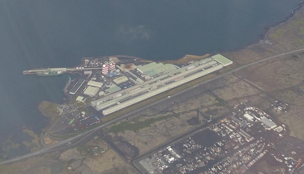 Aluminium smelter. Photo: Jabbi/Wikimedia Commons