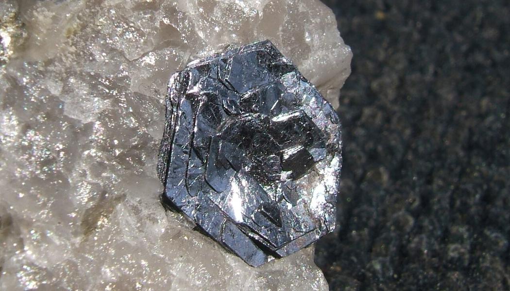 Molybdenite on quartz. Photo: John Chapman (pyrope)/Wikimedia Commons