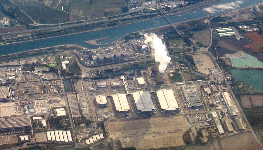 The loan finances part of the total investment of nearly 1.7 billion euros that Orano is devoting to a 30% increase in uranium enrichment capacity at its Orano Tricastin site.  Photo: Michiel1972/Wikimedia Commons