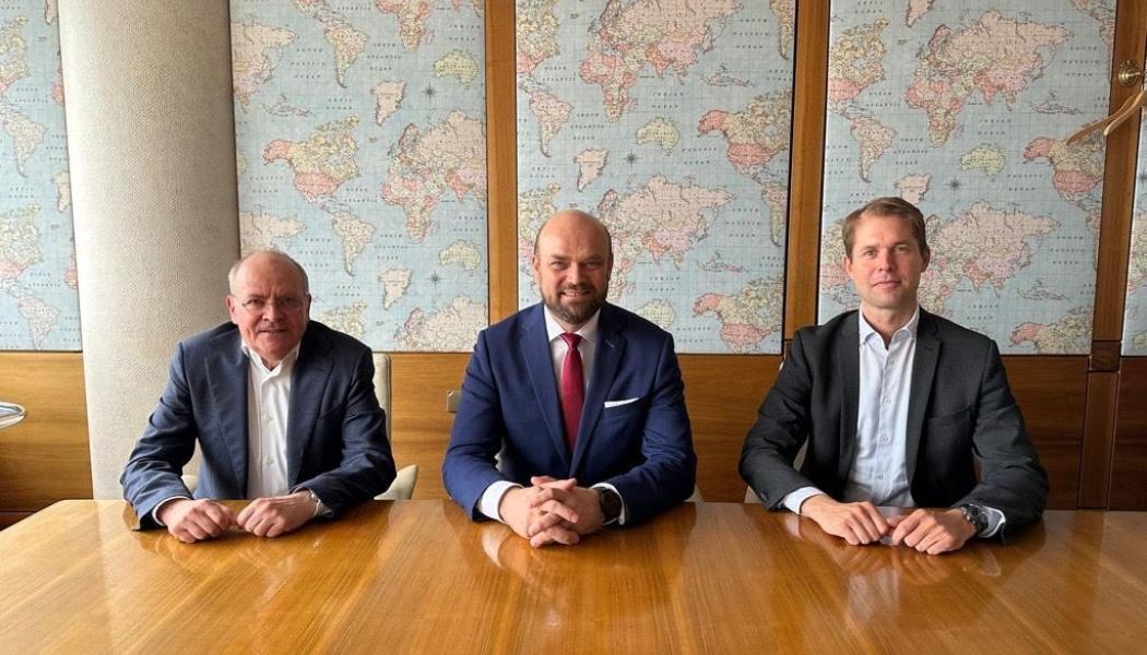 From left to right: Thomas Hansmann, CTO of SMS group, Sami Takaluoma, President and CEO of Metso, and Jochen Burg, CEO of SMS group celebrated the signing on Wednesday, May 28th in Munich.
