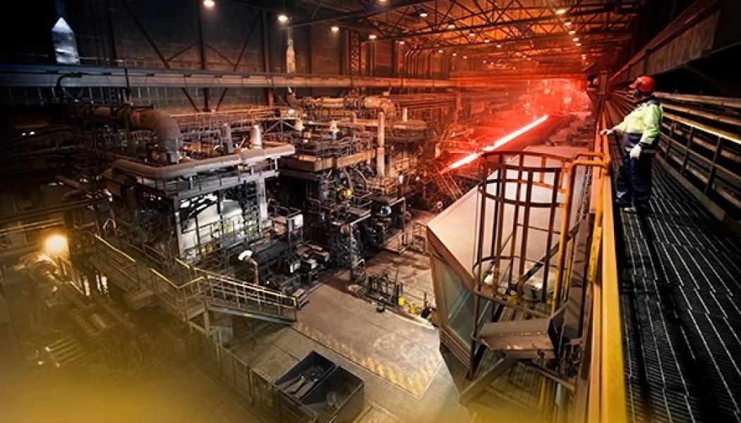 Hot rolling of a steel plate at Outokumpu’s Tornio site in Finland in January 2026. The company is developing new methods to reduce emissions from stainless steel production. Photo: Outokumpu.