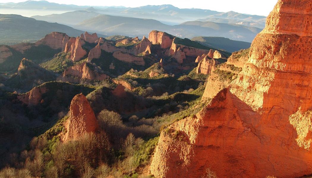 Mineral-rich landscape in Las Médulas in Spain, a historic mining area shaped by ancient Roman gold extraction. Photo: Rafael Ibáñez Fernández / Wikimedia Commons.
