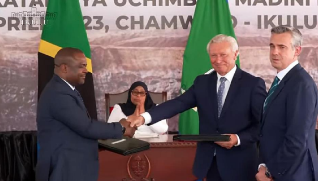 Her Excellency, the President of Tanzania, Dr Samia Suluhu Hassan, overseeing the  exchange of Framework Agreement documentation between the Tanzanian Registrar, Mr.  Nehemiah Kyando Mchechu, and Peak Executive Chairman, Russell Scrimshaw, and Chief  Executive Officer, Bardin Davis. Photo: Peak 