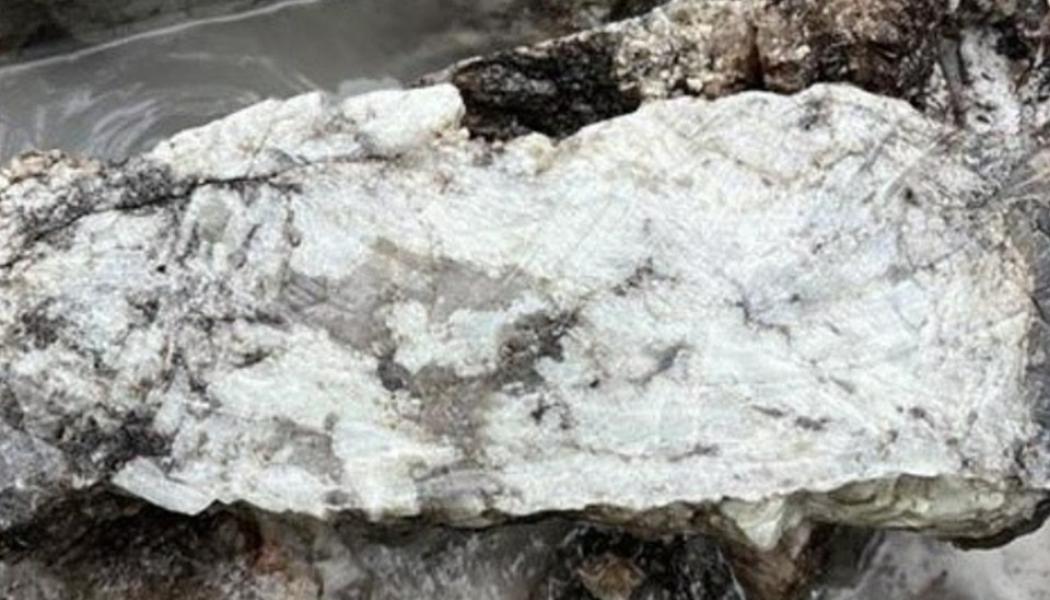 Spodumene-bearing pegmatite, grab sample E00105637 grading 5.11% Li2O. Photo: CNW Group/Rock Tech Lithium Inc.)
