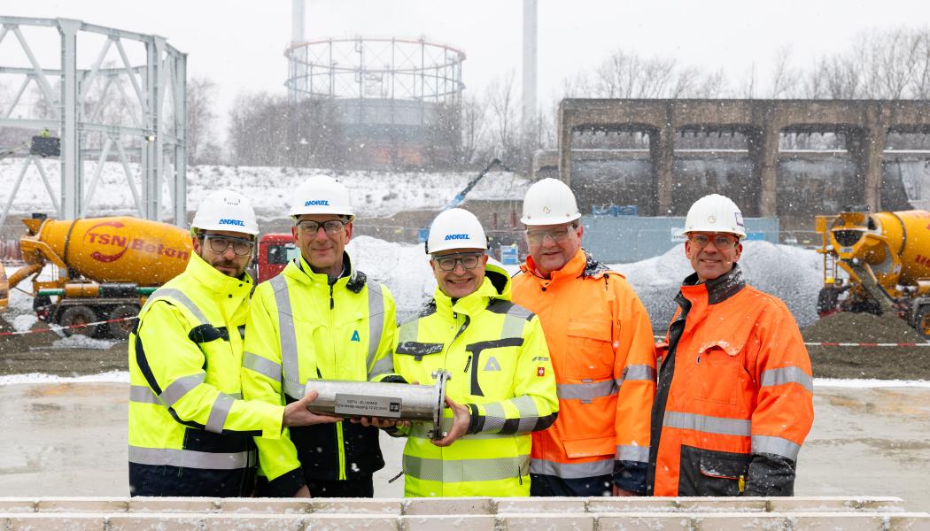 From left: Andrea Prevedello (Global Director Project Management Green Hydrogen, ANDRITZ), Walther Hartl (Project Manager Electrolysis, ANDRITZ), Sami Pelkonen (Executive Vice President Green Hydrogen, ANDRITZ), Gerd Baresch (Managing Director Technical division SZFG), Thorsten Hinrichs (Head of Pipeline Infrastructure SZFG). Photo: Salzgitter