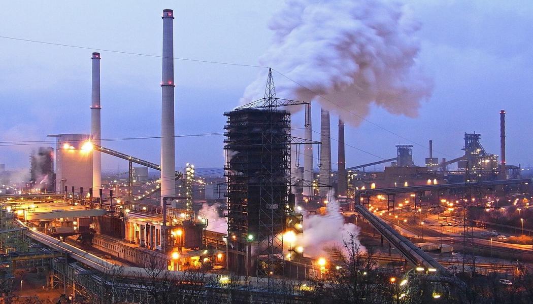 View from Alsumer Berg over the Schwelgern steelworks in Germany, with the coking plant in the foreground to the left and the blast furnace plant in the background to the right. Photo: Wikimedia Commons. Credit: Rainer Halama.