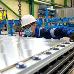 En elektrolysörstack monteras.Foto: Thyssenkrupp Nucera