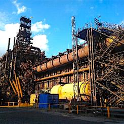 ArcelorMittal Hamburg GmbH operates Western Europe’s only steelworks equipped with this (The picture) type of direct reduction plant. Iron ore pellets are converted into metallic iron using a reducing gas instead of coke. The gas already consists of approximately 60 per cent hydrogen, making complete reduction with hydrogen a possible next step. If the hydrogen were produced through electrolysis powered exclusively by renewable electricity, the resulting production route could be almost free of carbon dioxide emissions. Photo: ArcelorMittal.