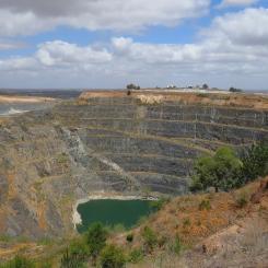 Hard-rock lithium mine in Western Australia. Photo: Calistemon/Wikimedia Commons