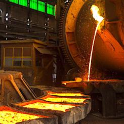 The image shows copper production. Copper stocks on global metal exchanges have exceeded 1 million tonnes for the first time in more than 20 years. Weak Chinese demand and US stockpiling are driving the increase. Photo: Industrial Wikipedia.