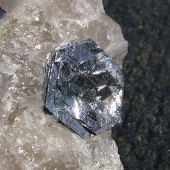 Molybdenite on quartz. Photo: John Chapman (pyrope)/Wikimedia Commons