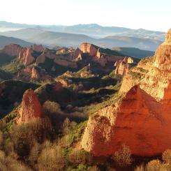 Mineral-rich landscape in Las Médulas in Spain, a historic mining area shaped by ancient Roman gold extraction. Photo: Rafael Ibáñez Fernández / Wikimedia Commons.