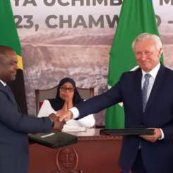 Her Excellency, the President of Tanzania, Dr Samia Suluhu Hassan, overseeing the  exchange of Framework Agreement documentation between the Tanzanian Registrar, Mr.  Nehemiah Kyando Mchechu, and Peak Executive Chairman, Russell Scrimshaw, and Chief  Executive Officer, Bardin Davis. Photo: Peak