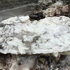 Spodumene-bearing pegmatite, grab sample E00105637 grading 5.11% Li2O. Photo: CNW Group/Rock Tech Lithium Inc.)