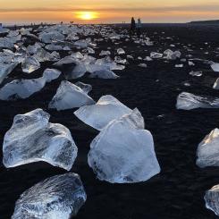 Finland hosts several known diamond occurrences, particularly in Karelia and Lapland. Exploration often focuses on areas containing kimberlite or lamproite rocks, which can carry diamonds transported from deep within the Earth’s mantle. Symbol image: Creative Commons Lic, Sally Anner