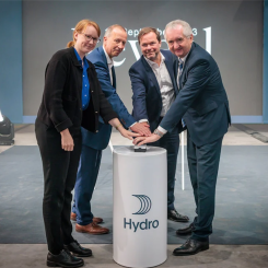 From left: Jenny Stenberg Sørvold, 1st Secretary, Royal Norwegian Embassy in Berlin; Thomas Stuerzebecher, Managing Director, Hydro Aluminium Gießerei Rackwitz; Eivind Kallevik, Hydro EVP Aluminium Metal; Thomas Schmidt, Minister of Regional Development, Free State of Saxony; Photo: Marco Prosch