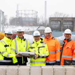 From left: Andrea Prevedello (Global Director Project Management Green Hydrogen, ANDRITZ), Walther Hartl (Project Manager Electrolysis, ANDRITZ), Sami Pelkonen (Executive Vice President Green Hydrogen, ANDRITZ), Gerd Baresch (Managing Director Technical division SZFG), Thorsten Hinrichs (Head of Pipeline Infrastructure SZFG). Photo: Salzgitter