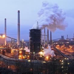 View from Alsumer Berg over the Schwelgern steelworks in Germany, with the coking plant in the foreground to the left and the blast furnace plant in the background to the right. Photo: Wikimedia Commons. Credit: Rainer Halama.