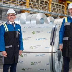 Voestalpine CEO Herbert Eibensteiner (left) and board member Hubert Zajicek present the company's latest steel development. Photo: Voestalpine AG.